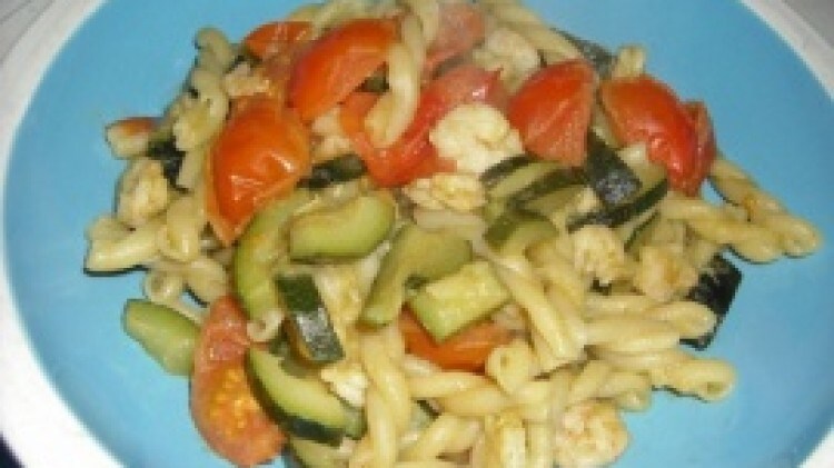 Gemelli con gamberetti ubriachi e pesto di basilico e noci