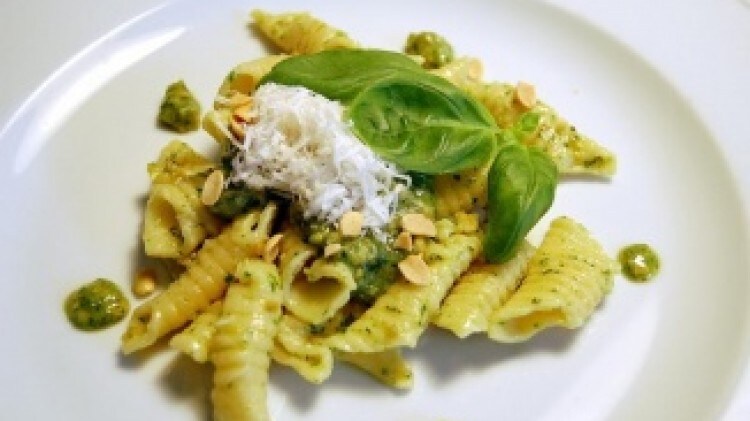 Garganelli con pesto di fagioli di soja tostati