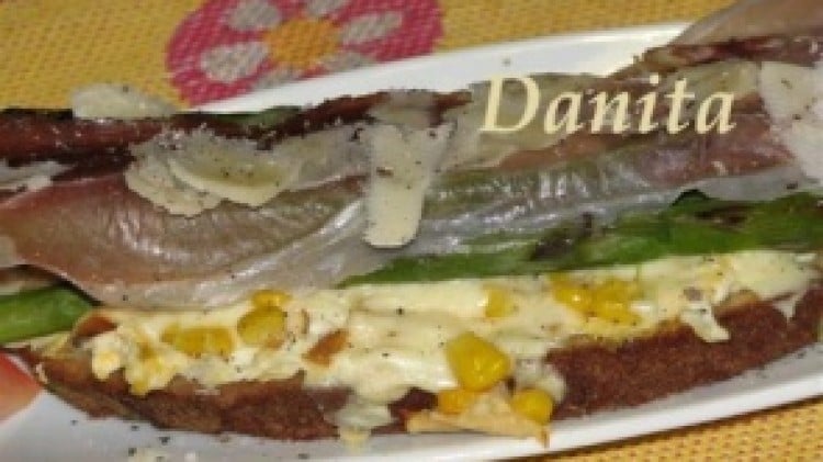 Crostone agli asparagi: in una bruschetta una cena completa