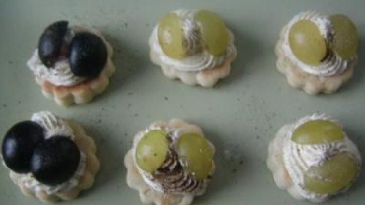 Tartine di brisè con robiola e uva