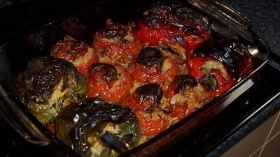 Pomodori e peperoni ripieni alla greca