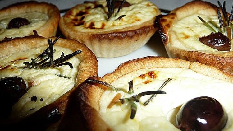 Tartellette con olive e feta
