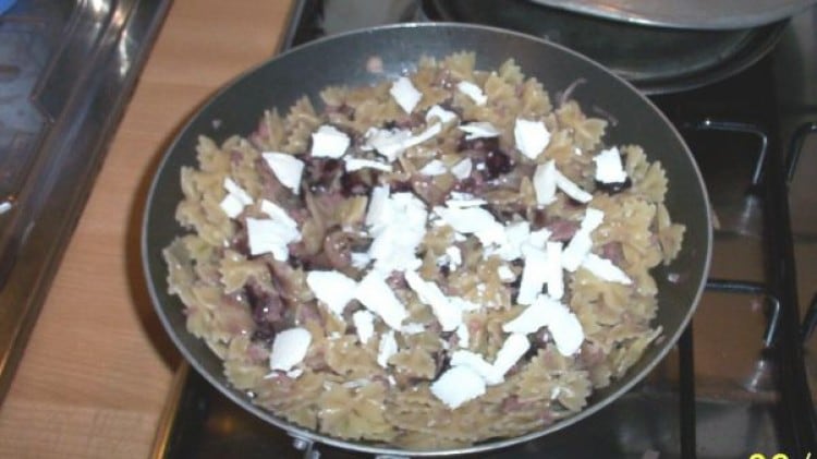 Piccole farfalle con radicchio e salsiccia
