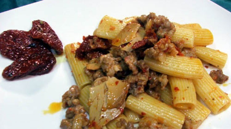 Rigatoni salsiccia, ricotta al forno e caciocavallo al profumo di verdello