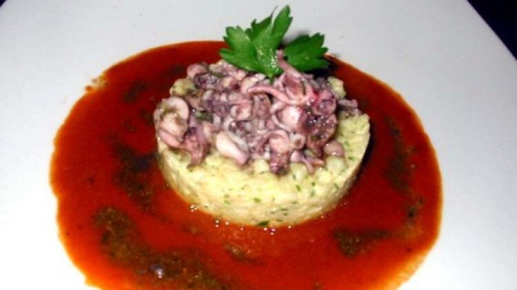 Risotto profumato con calamaretti e salsa di gamberi rosa