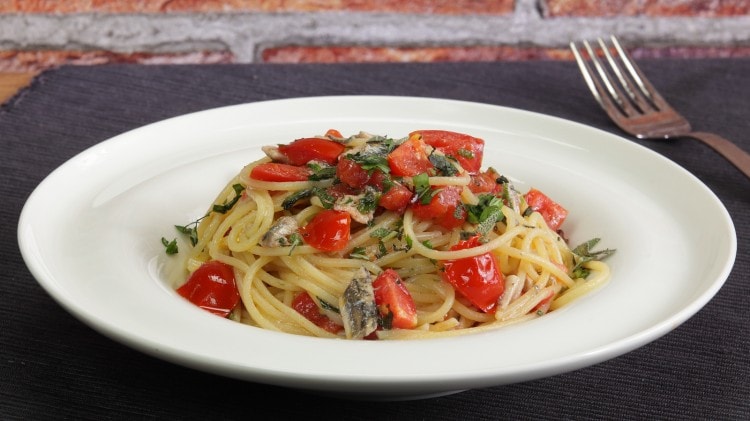 Spaghetti con sugo di alici fresche aromatizzato
