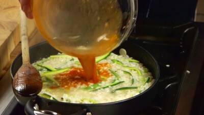 Risotto gamberetti e zucchine ricetta facile | Cookaround