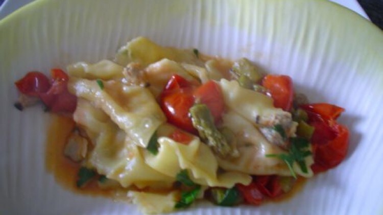 Ravioli di pasta phillo allo zafferano con salmone al sugo di asparagi e vongole