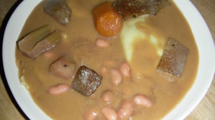 Ravioli di cicoria su passato di borlotti