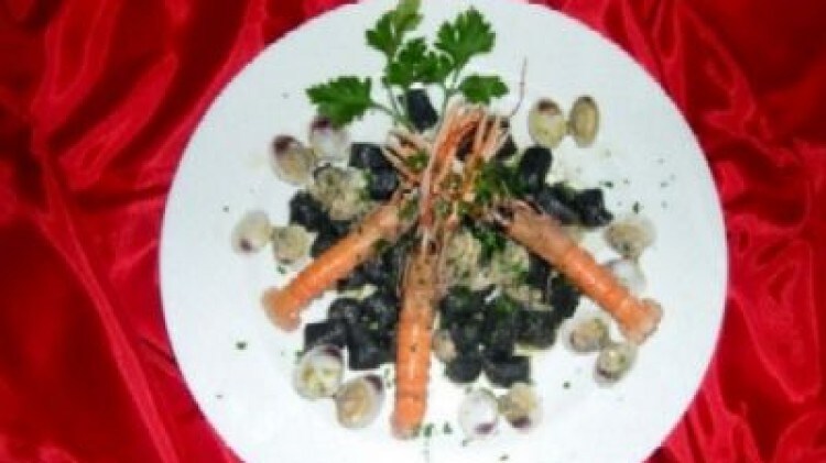 Gnocchi di farina, pangrattato con arselle e scampi