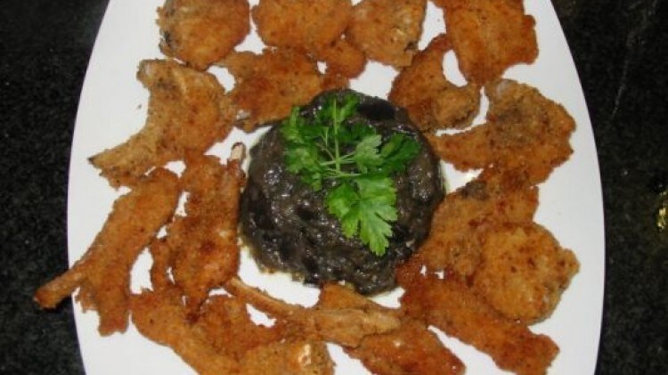 Costolette di agnello fritte con crema di melanzane