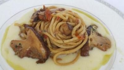 Spaghetti alla chitarra impastati col mosto e sugo di porcini