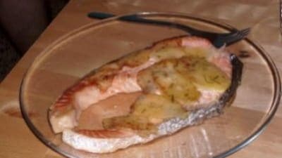 Tranci di salmone con patate e salsina al limone