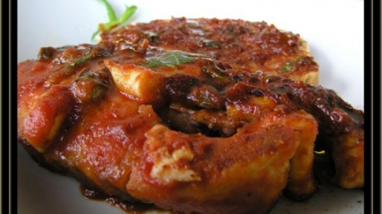 Trancio di pescespada agli aromi e capperi in rosso