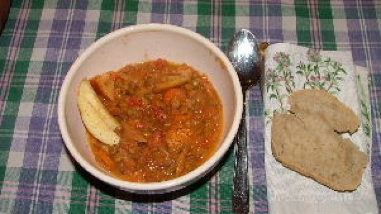 Zuppa di lenticchie, wurstel e mele