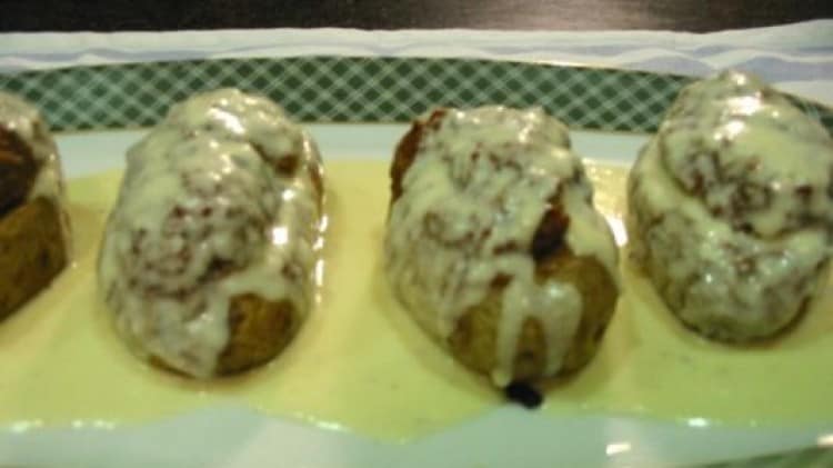 Barchette di patate ripiene su fonduta di Asiago e Parmigiano