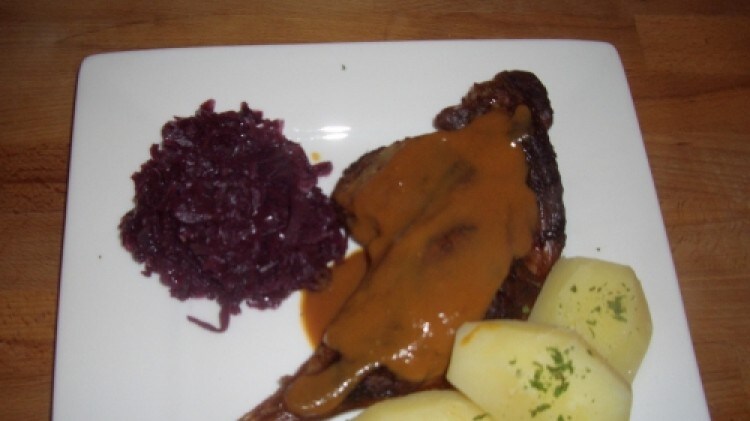 Cosciotti d'oca con contorno di crauti rossi e patate