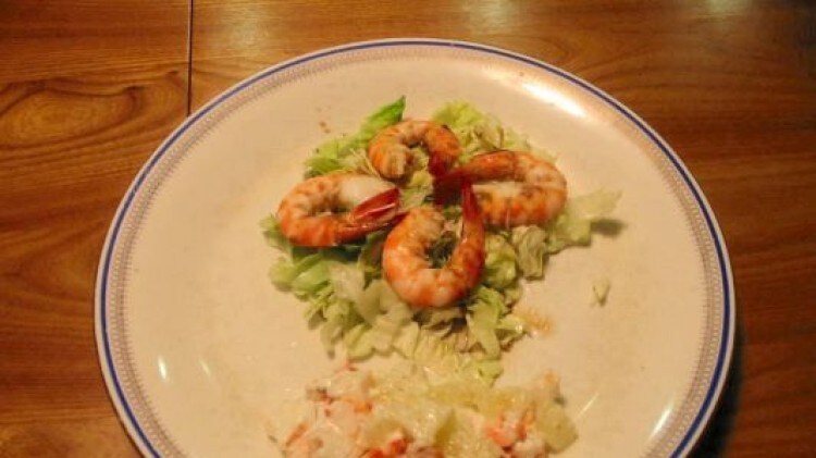 Gamberoni grigi con pompelmo e salsa di yogurt e cetriolo