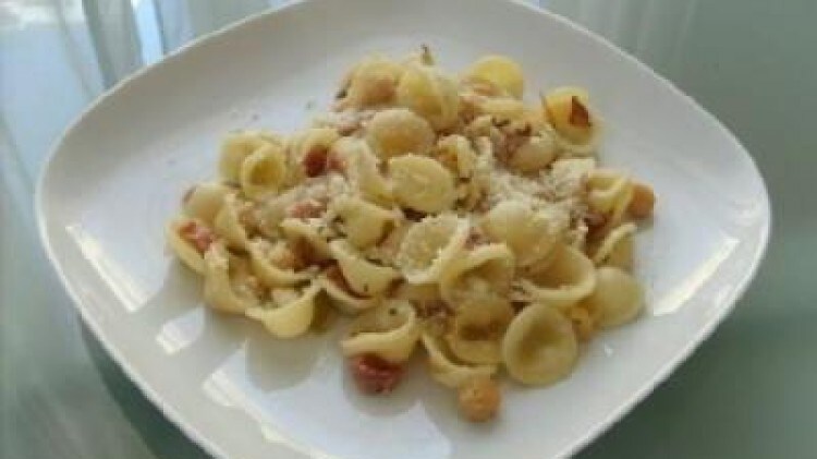 Orecchiette con ceci, indivia e speck