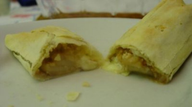 Cannoli con brie, pere e mandorle