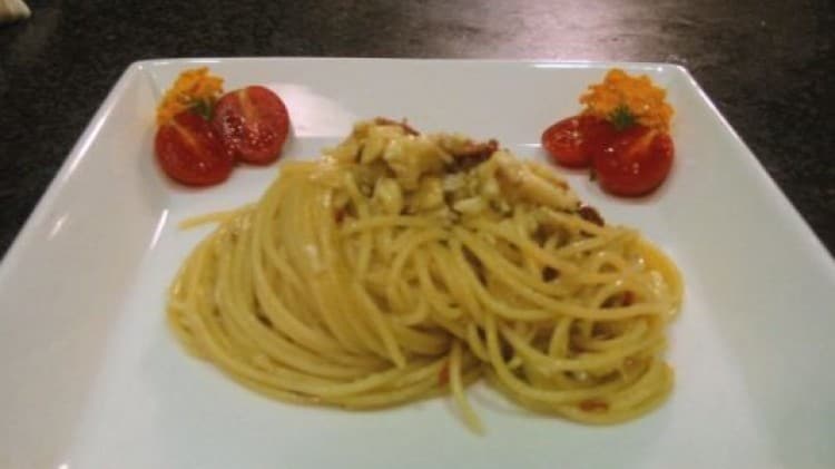 Spaghetti alla cicala di mare con pomodorini secchi e semi di finocchio