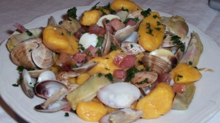 Gnocconi di zucca con lupini, carciofi e pancetta
