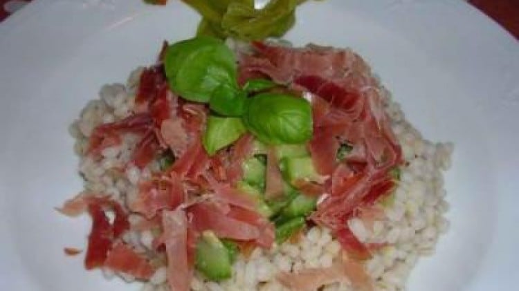 Orzo con zucchine e crudo