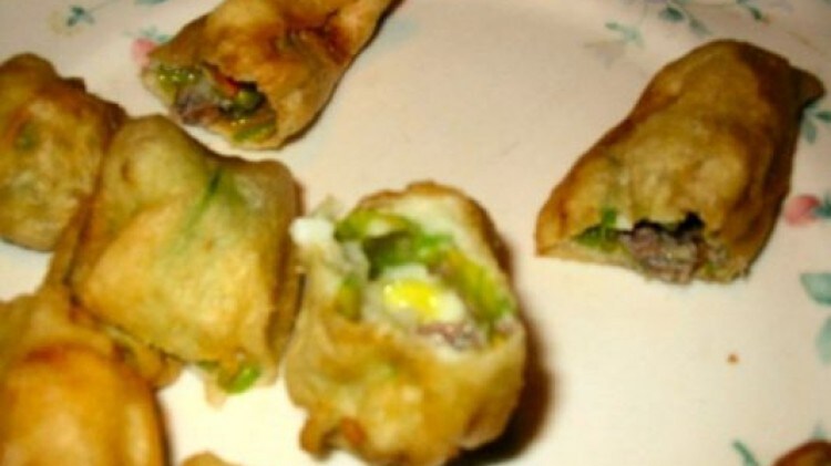 Fiori di zucchina ripieni e fritti in pastella