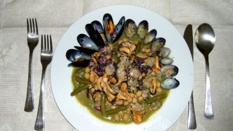 Macedonia di ceci e verdure con frutti di mare e crema di fagiolini