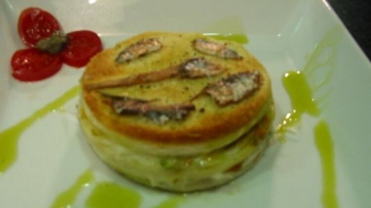 Antipastino caldo di bufala, acciughe e fiori di zucchina