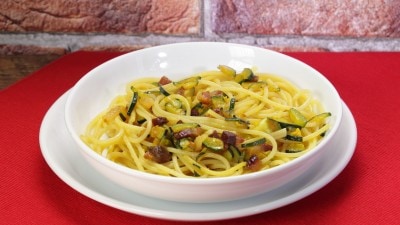 Spaghetti zucchine pancetta e zafferano