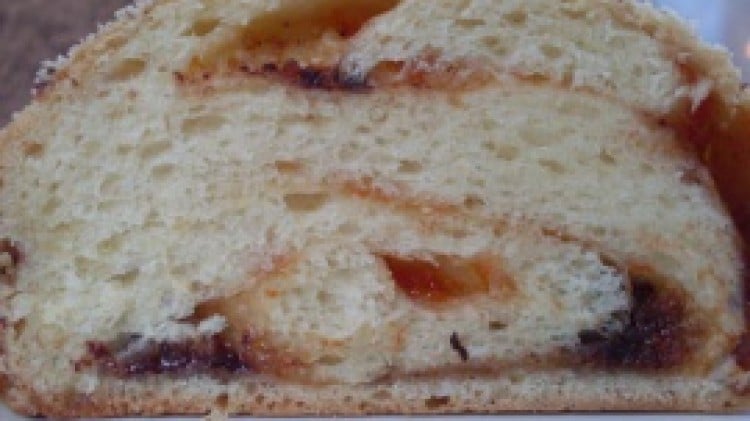 Babka al cioccolato e marmellata di albicocche con lili di segale