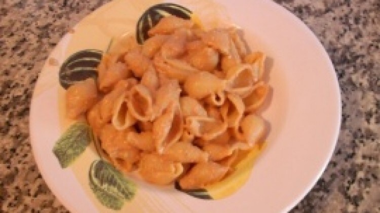 Conchiglie in rosa con noci