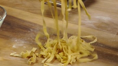 Tagliatelle con funghi e salsiccia