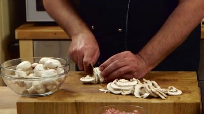 Tagliatelle con funghi e salsiccia