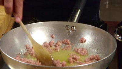 Tagliatelle con funghi e salsiccia