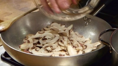 Tagliatelle con funghi e salsiccia