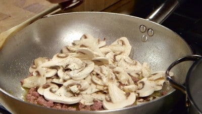 Tagliatelle con funghi e salsiccia