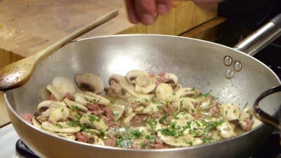 Tagliatelle con funghi e salsiccia