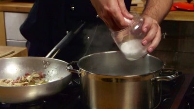 Tagliatelle con funghi e salsiccia