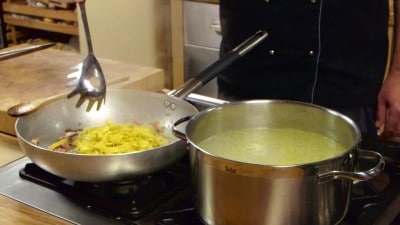 Tagliatelle con funghi e salsiccia