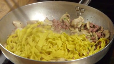 Tagliatelle con funghi e salsiccia