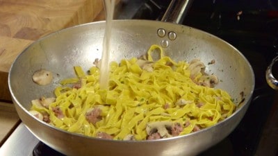 Tagliatelle con funghi e salsiccia