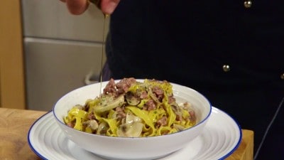 Tagliatelle con funghi e salsiccia