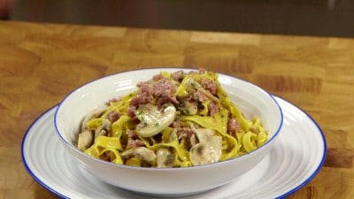 Tagliatelle con funghi e salsiccia