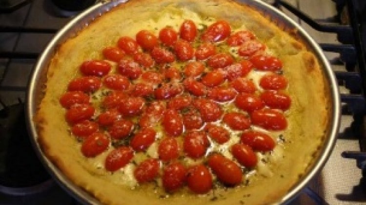 Pizza di patate con pomodorini