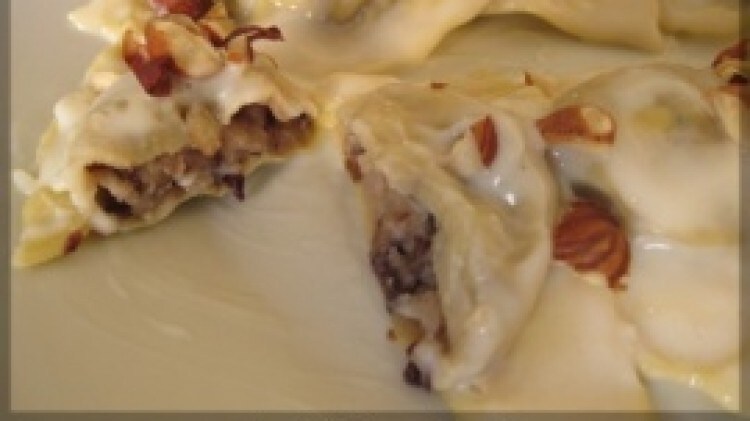 Raviolari patate e radicchio con crema al taleggio e nocciole
