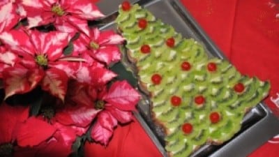 Albero di Natale con crema e frutta