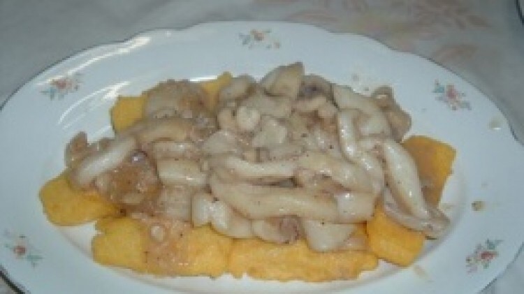Seppie alla crema di birra su letto di polenta fritta