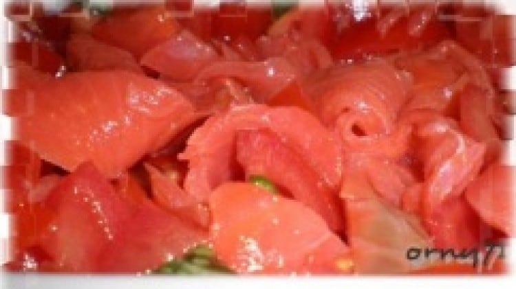 Salmone con pomodorini, basilico e pinoli